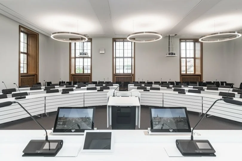 Asztalba süllyeszthető monitorok az Element One-tól