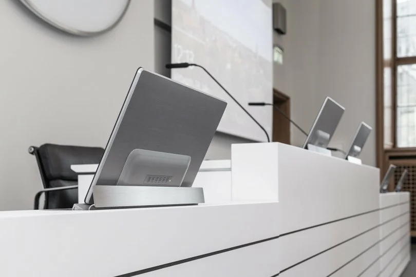 Asztalba süllyeszthető monitorok az Element One-tól